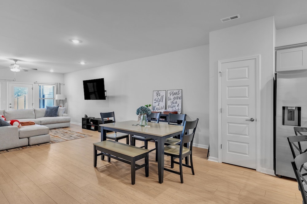 Modern Nest - Huntsville Hideaway 3 Bedroom Home