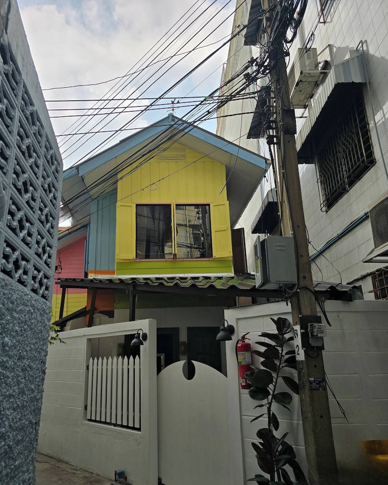 Homey Home UP Themed Near MRT Samyot