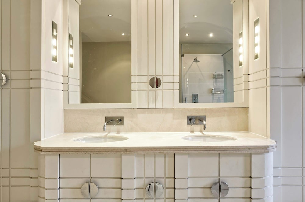Grand 2 Bedroom Flat, Kensington