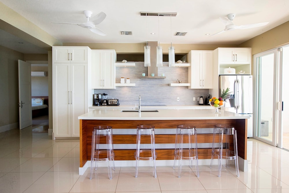 5 BR Waterfront Villa On Chalk Sound Blue Water