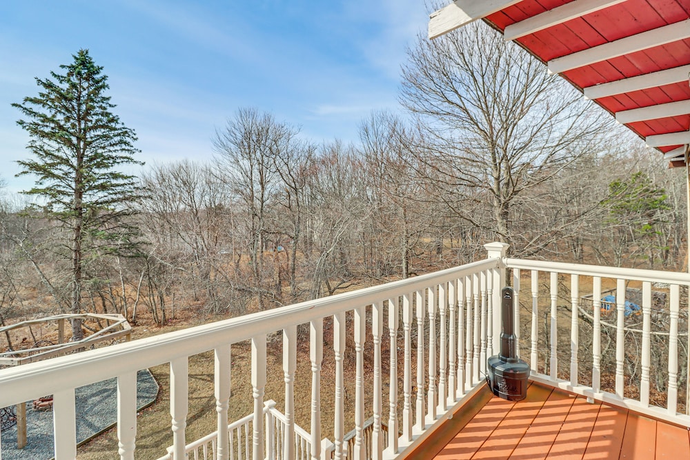 Fire Pit + Game Room: Spacious Poconos Retreat!
