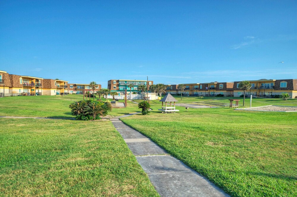 Sleeps 16 2 Beachfront Condos, Pool+pickleball+tennis Island Retreat Complex