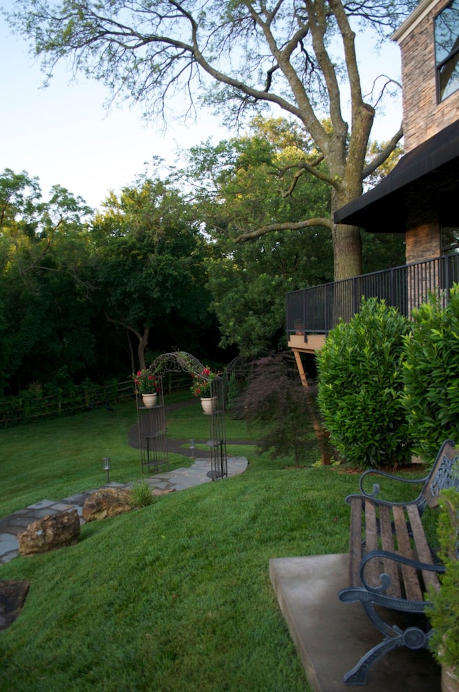 Two Hearts Inn