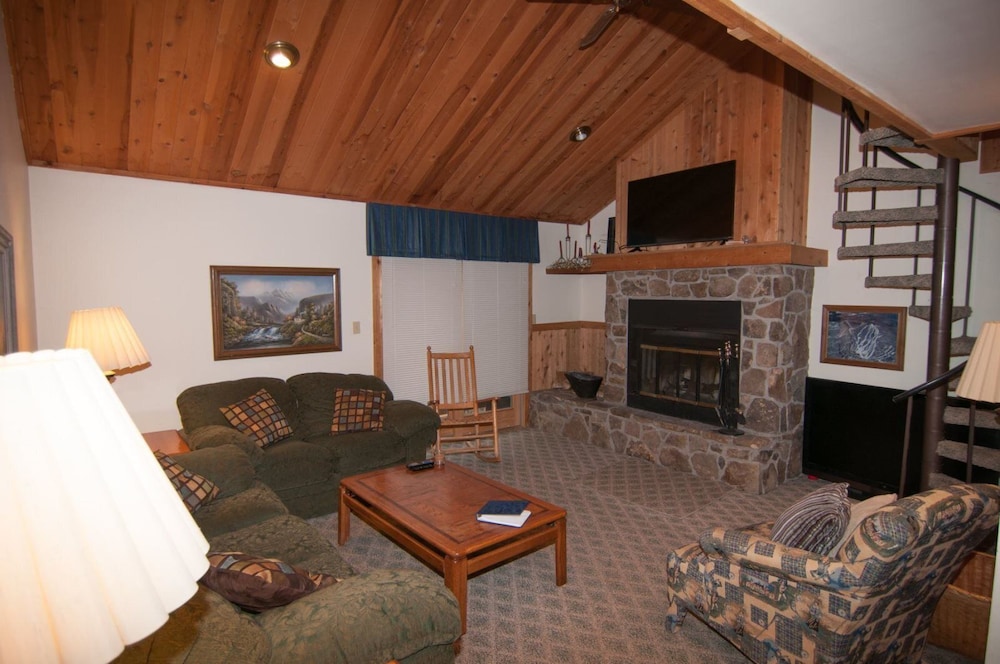 Northwoods A4 - Huckleberry Hideaway view 3