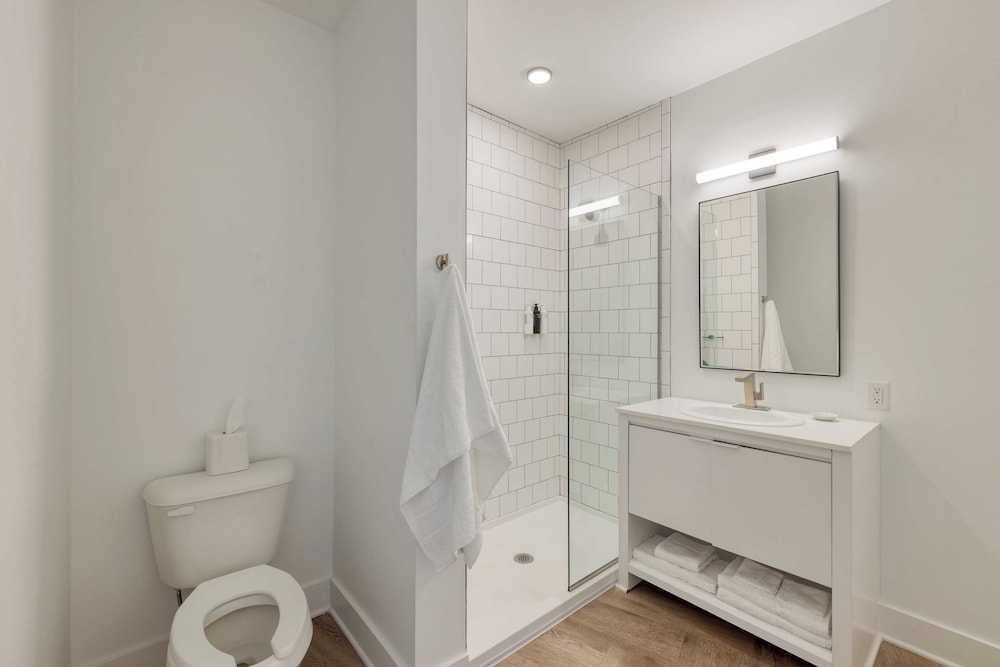 Dual Bachelor Pads w/ Rooftop Lounge & Games Sleeps 26 5 Min to Broadway