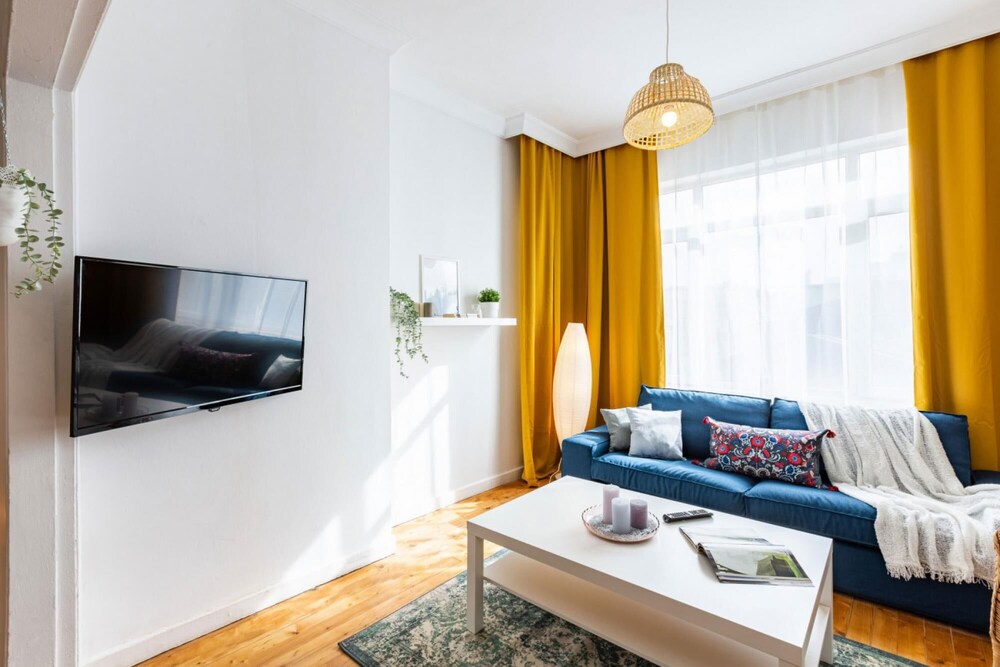 Colorful Flat With Excellent Location Near Trendy Attractions in Kadikoy