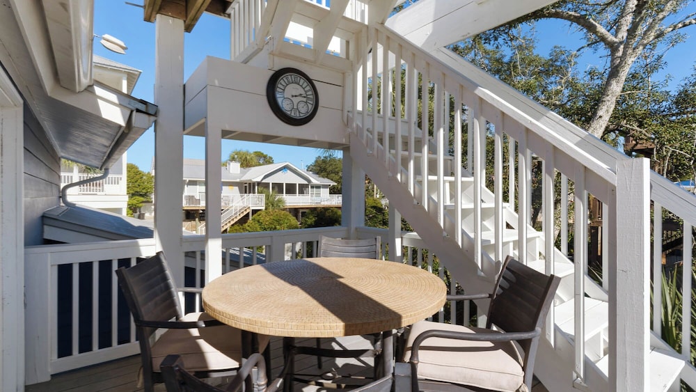 Your Ideal Beach Getaway With Private Pool, Game Room and Close to Beach!