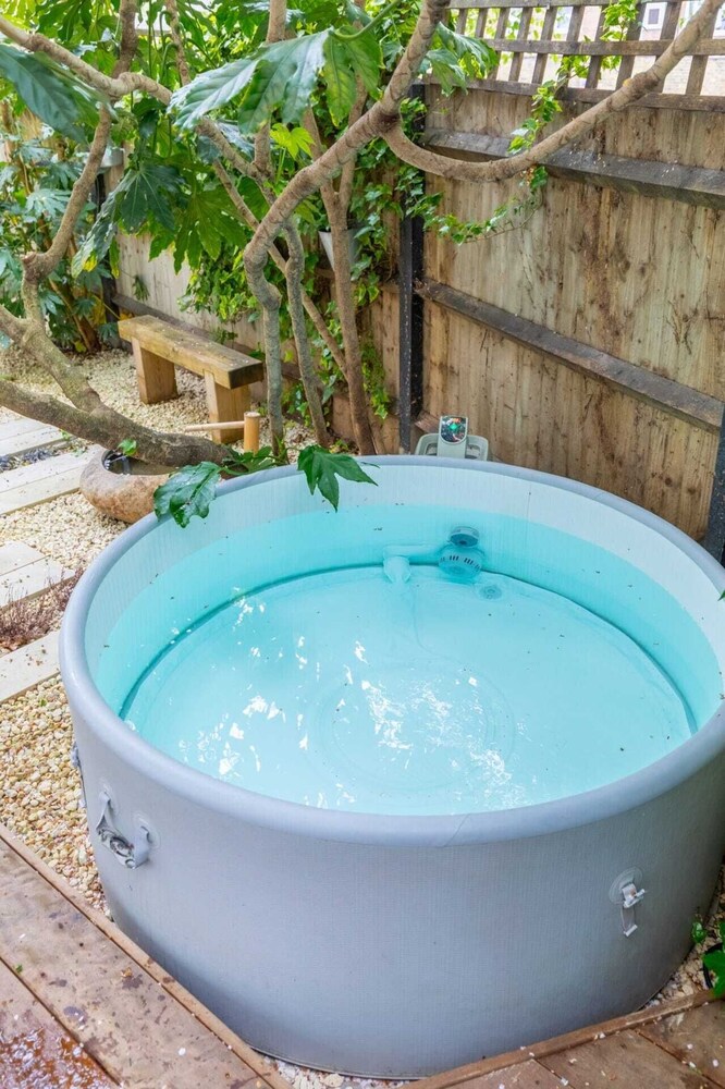 Chic 1BD Maisonette W/hot Tub, King's Cross!