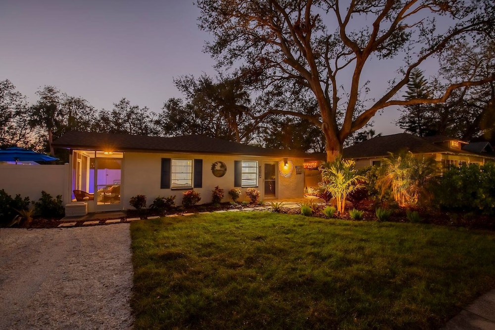 Royal Blue Downtown-gulfport-heated Pool