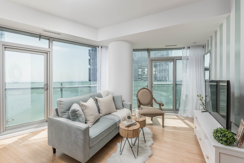 Elegant condo with stunning lake & views - Image 1