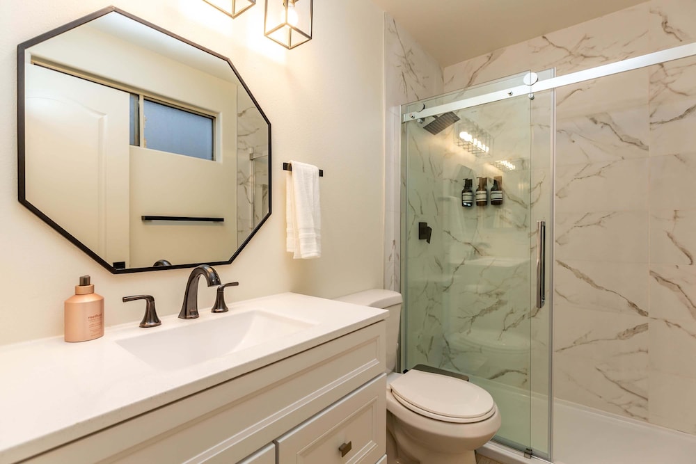 Elegant Pasadena Retreat Prime Comfort Awaits