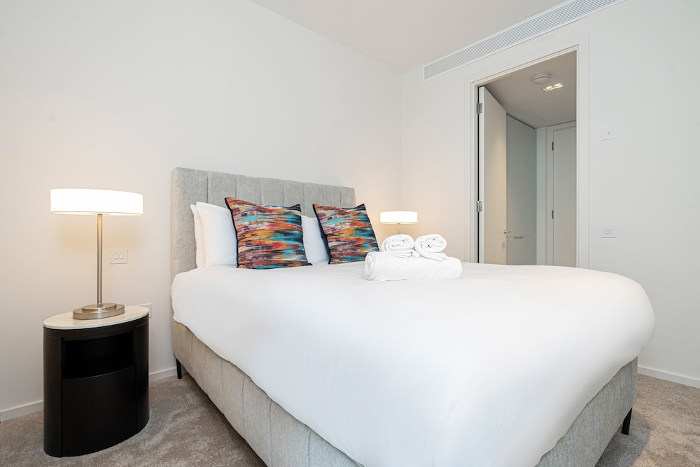 Fabulous Two-bedroom Apartment Next to the River
