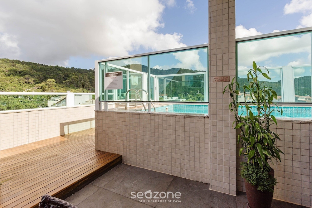 Apartment w/ Pool, 85m From Beach in Jurere Ptj203