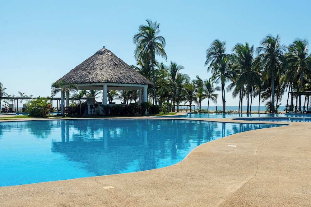 Family House with Pool 10 min airport