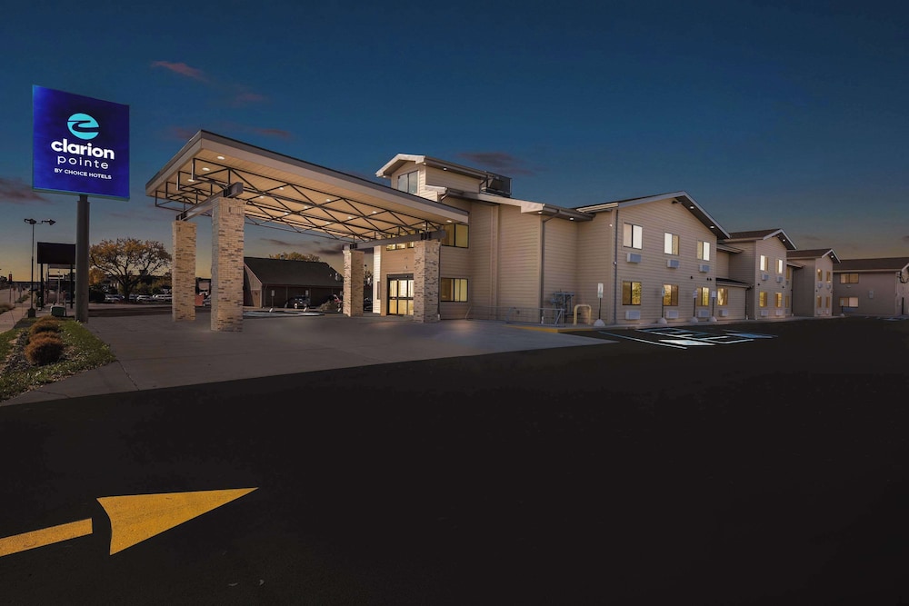 Clarion Pointe Milwaukee Airport