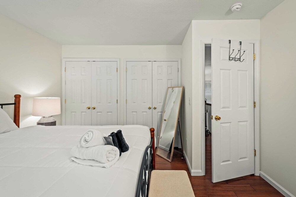 Birch Hollow by Avantstay Cozy Poconos Home w/ Fireplace, Soaking Tub & Kids Play Area