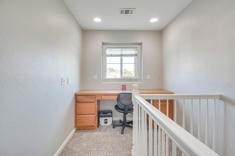 3 Mi to Downtown Merced: Family-friendly Home
