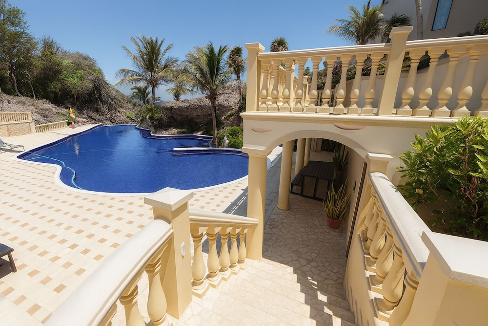 Casa Luminiere- Keyhole Bay #5 3 Bedroom Home