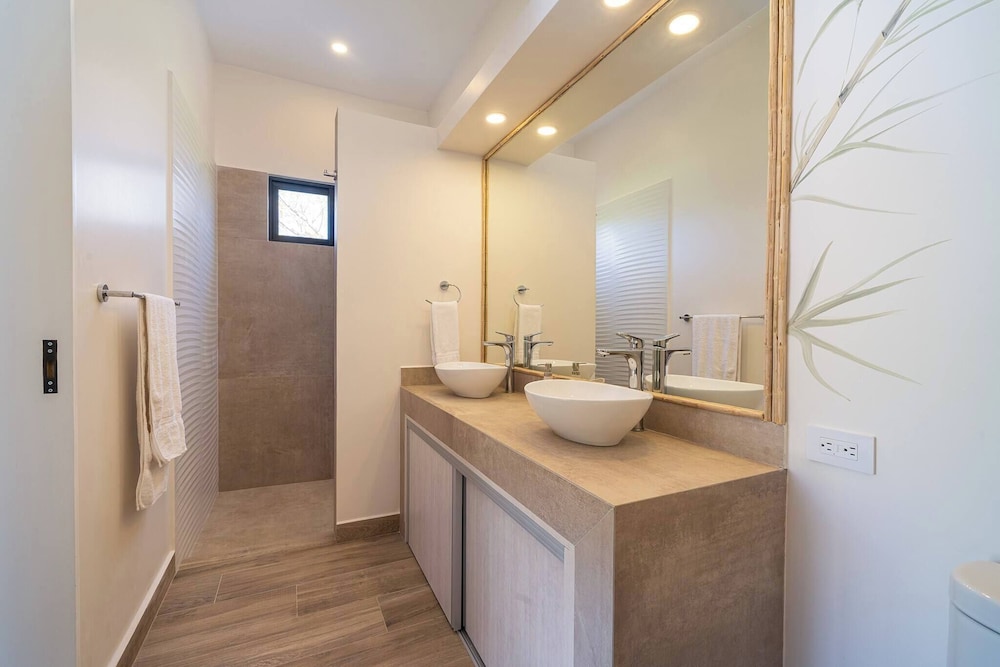 Duna Property - 2 Villas 2 Pools 7 Br Luxury Oasis Centrally Located