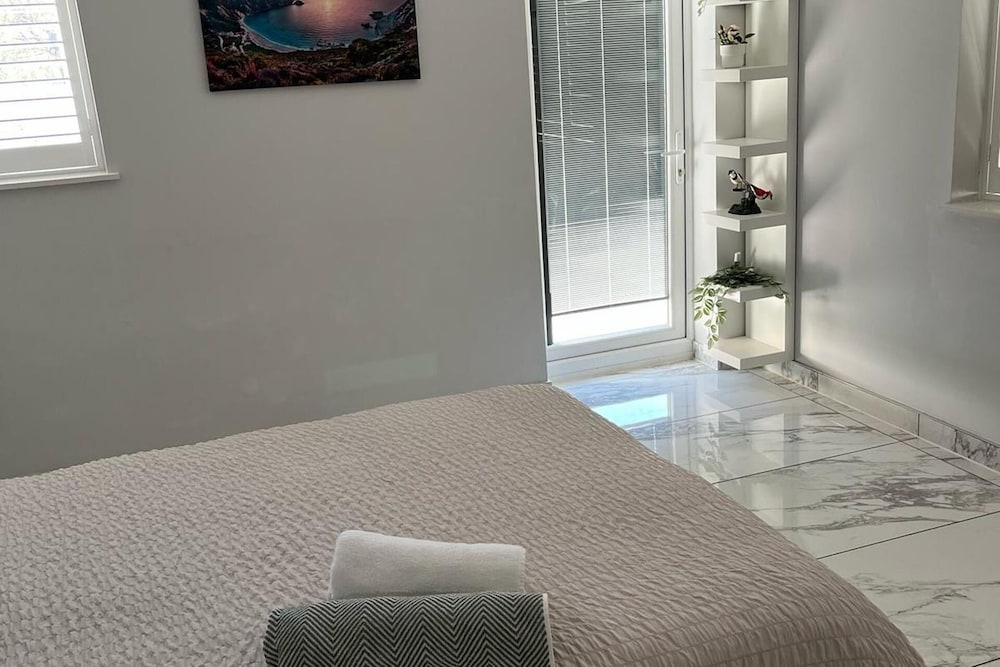 House - Sleeps 16, Parking, Pets Allowed & Jacuzzi