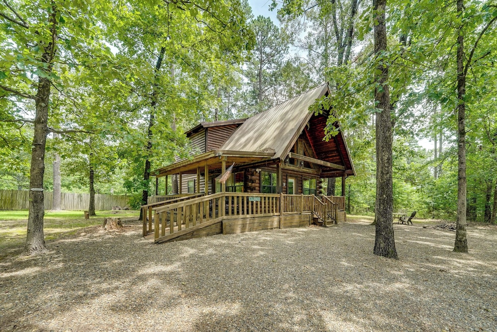3 Mi to State Park & Lake: Broken Bow Cabin!