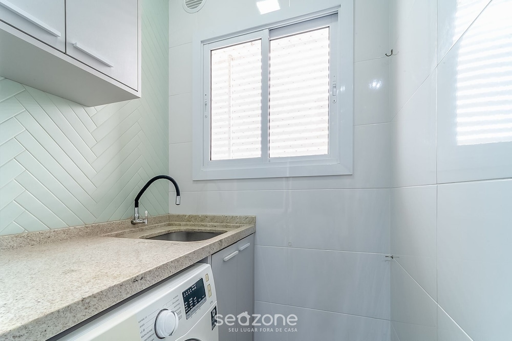 Apt w/ Gourmet Balcony 800m From the Beach Cbe0201