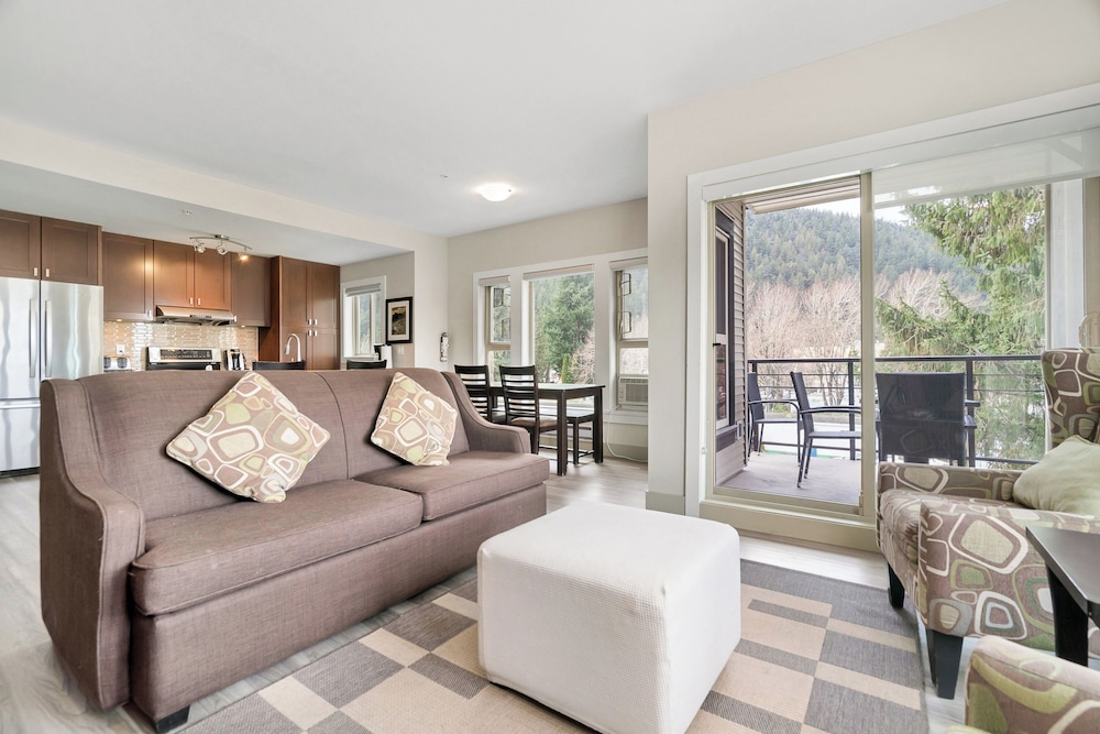 Harmony Haven 2BR Lakefront Suite