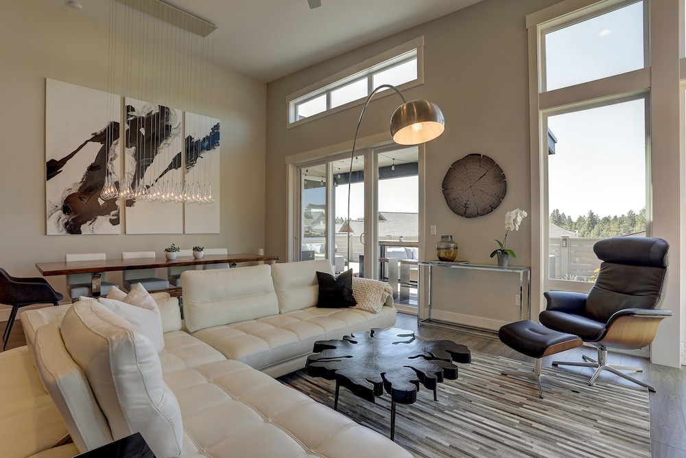 Ruby Peak *30 Day Minimum 4 Bedroom Home by RedAwning