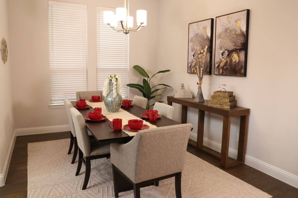 Spacious Home w Putting Green -for Extended Stays