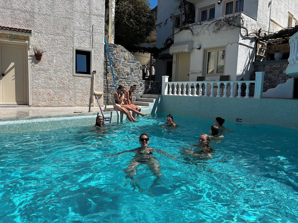 Villa - Sleeps 10 - Pool - Garden - Parking view 5