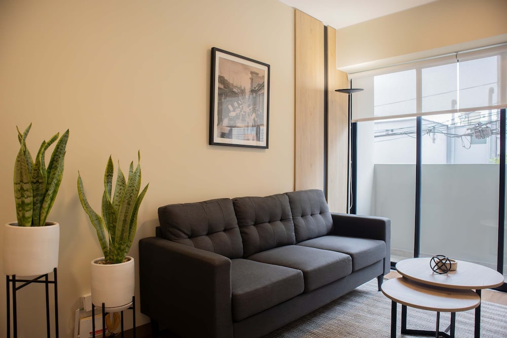 w Chic 1BR Apartment w Scenic Balcony in Central Miraflores
