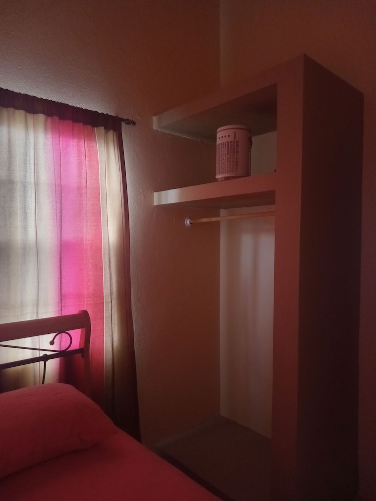 Room-near air and Ferry Ports, Shops & b