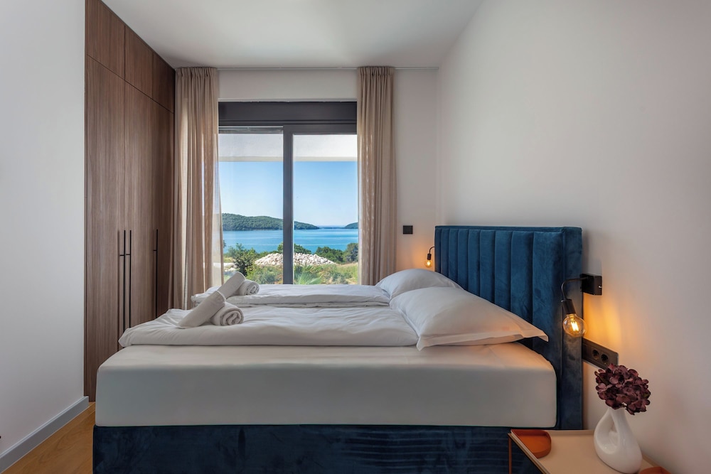 Villa Yana with Pool and Sea View