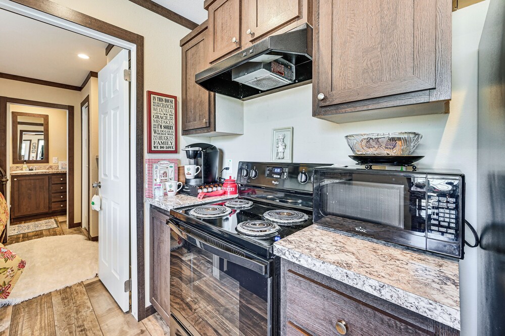 6 Mi to Topsey Exotic Ranch: Retreat on 12 Acres!