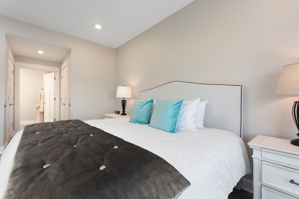 539 Bay St. Lake View Condo Unit 104E view 5