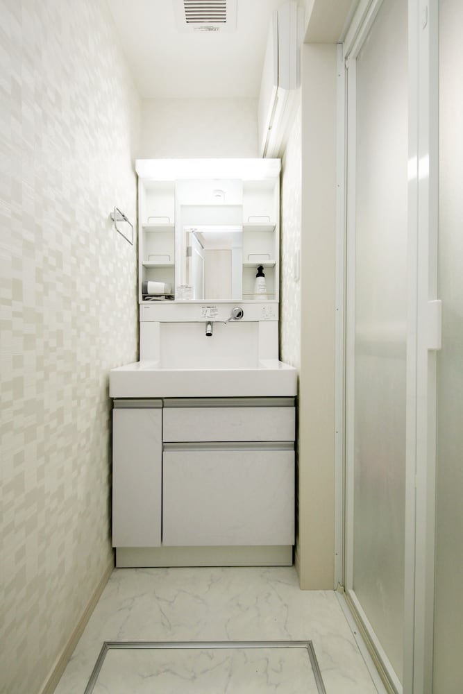 Higashi-Rokugo House WHITE by Tranova