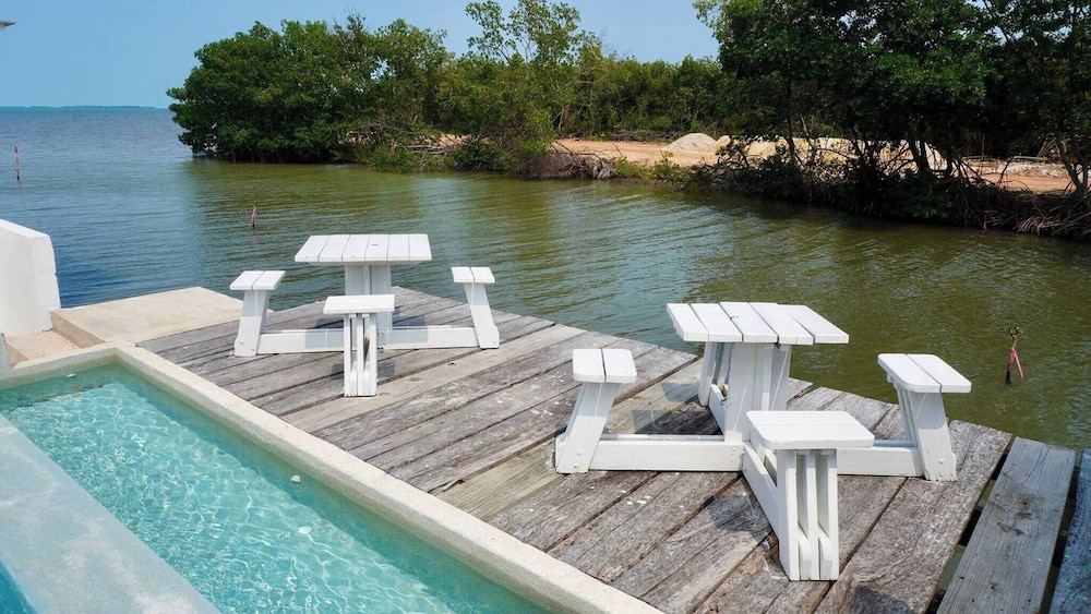 See Belize Sunrise Sea & Garden View 2-bed Studio w Pool & Overwater Deck, 1stfl