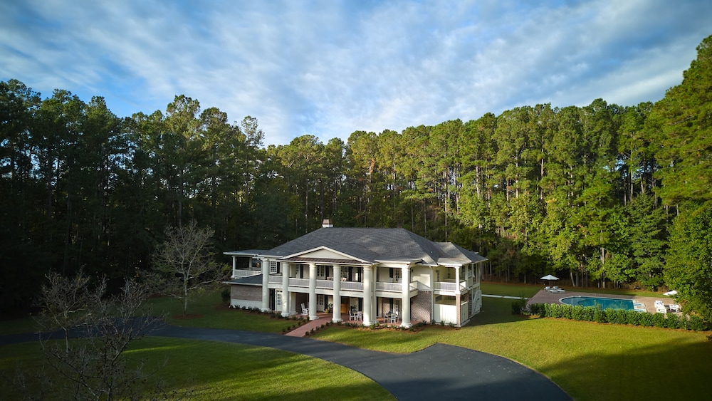 Hotel May River Manor - Image 1