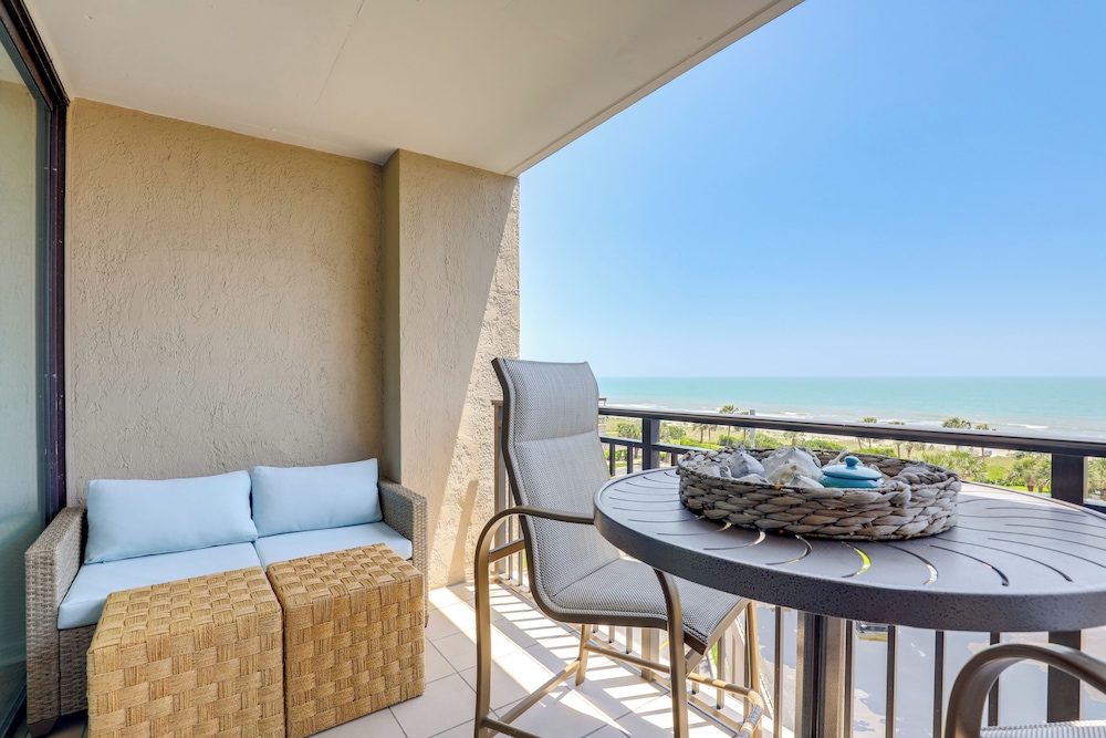 Walk to Myrtle Beach: Condo w/ Views & Pool Access