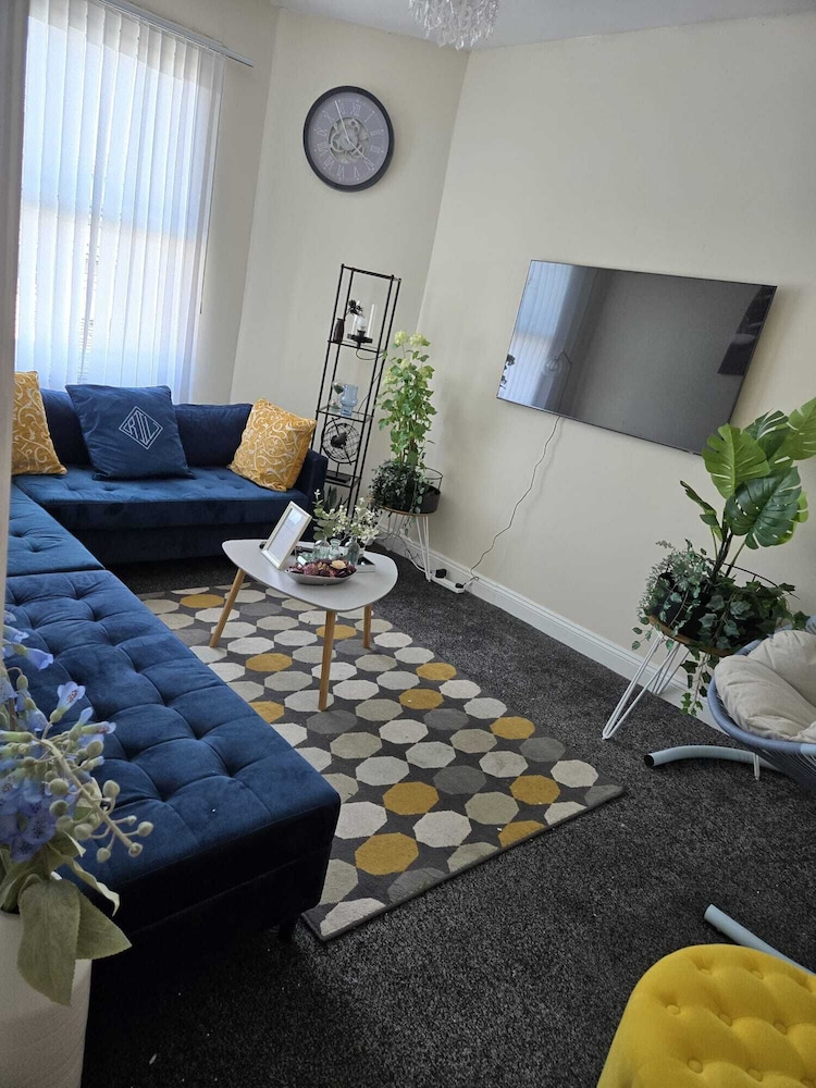 Charming Wolverhampton Apartment With Private Entrance