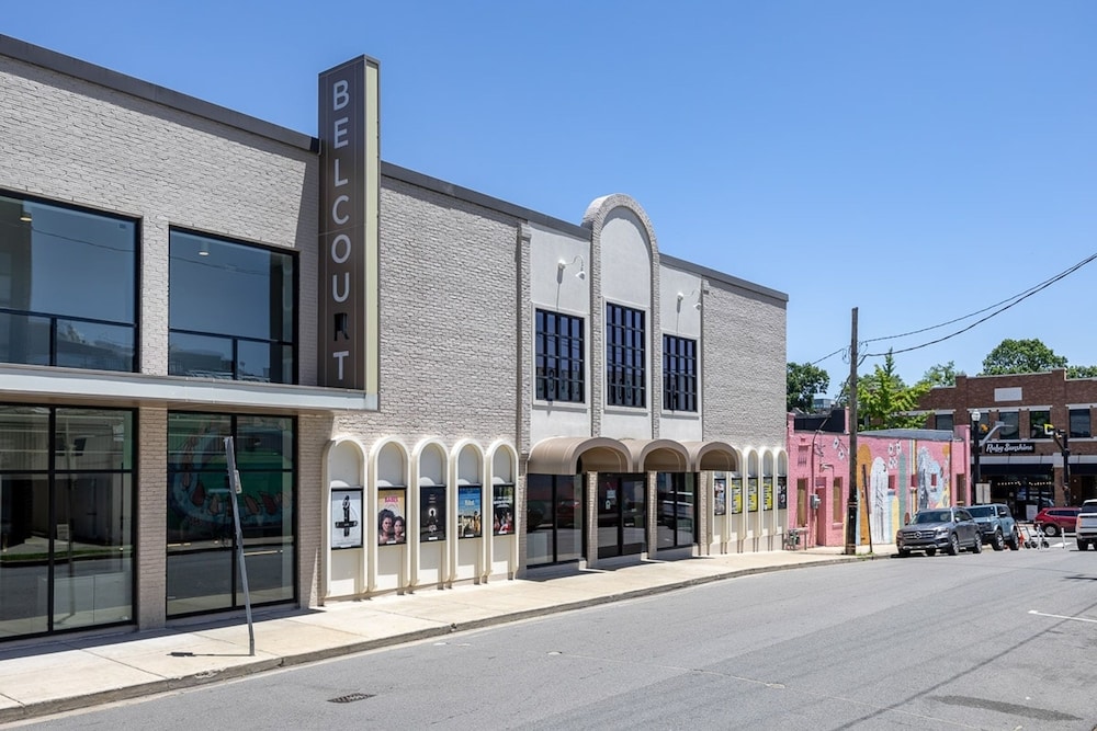 The Nomad 64-person Hillsboro Village Retreat Studio 1BR Spaces