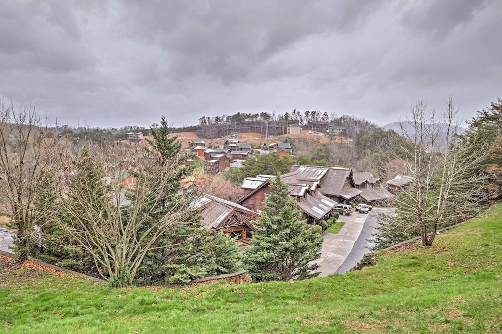 Hotel Pigeon Forge Resort Studio Cabin on Dollywood Ln! - Image 1