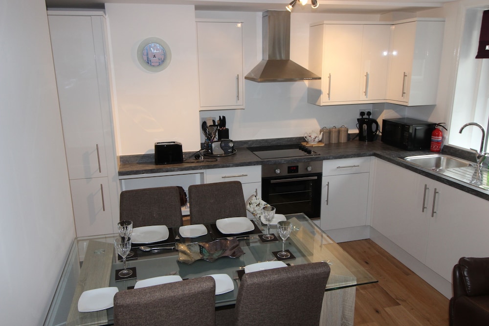 Modern two Bedroom Apartment Ideally Located view 5