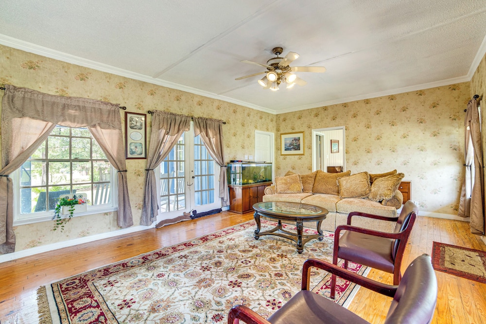 10 Mi to Lake Palestine: South Tyler Location!