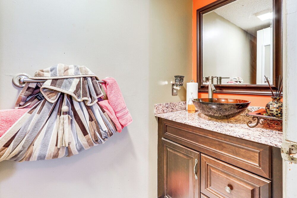 3 Mi to Dtwn New Haven: Colorful Condo w/ Yard!