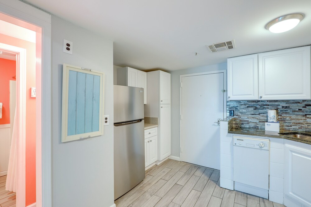 6th-floor Oceanfront Myrtle Beach Condo w/ Balcony
