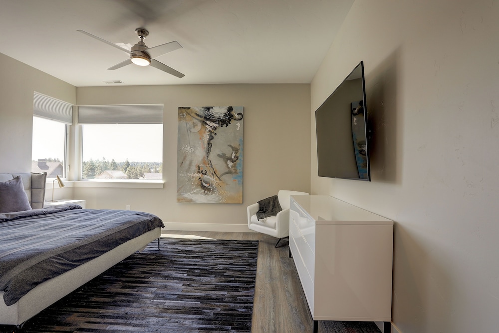 Ruby Peak *30 Day Minimum 4 Bedroom Home by RedAwning