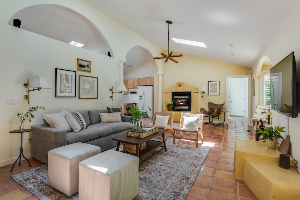 Le n by Avantstay Private Breathtaking Character Cottage w Pool Hot Tub