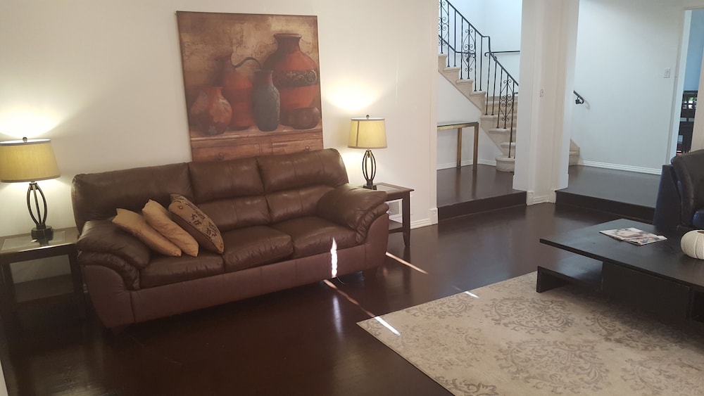 Great 2 Floor house in Beverly-wood