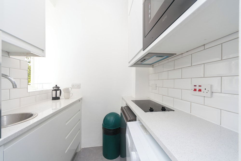 Beautifully Presented Centrally Located Studio apt
